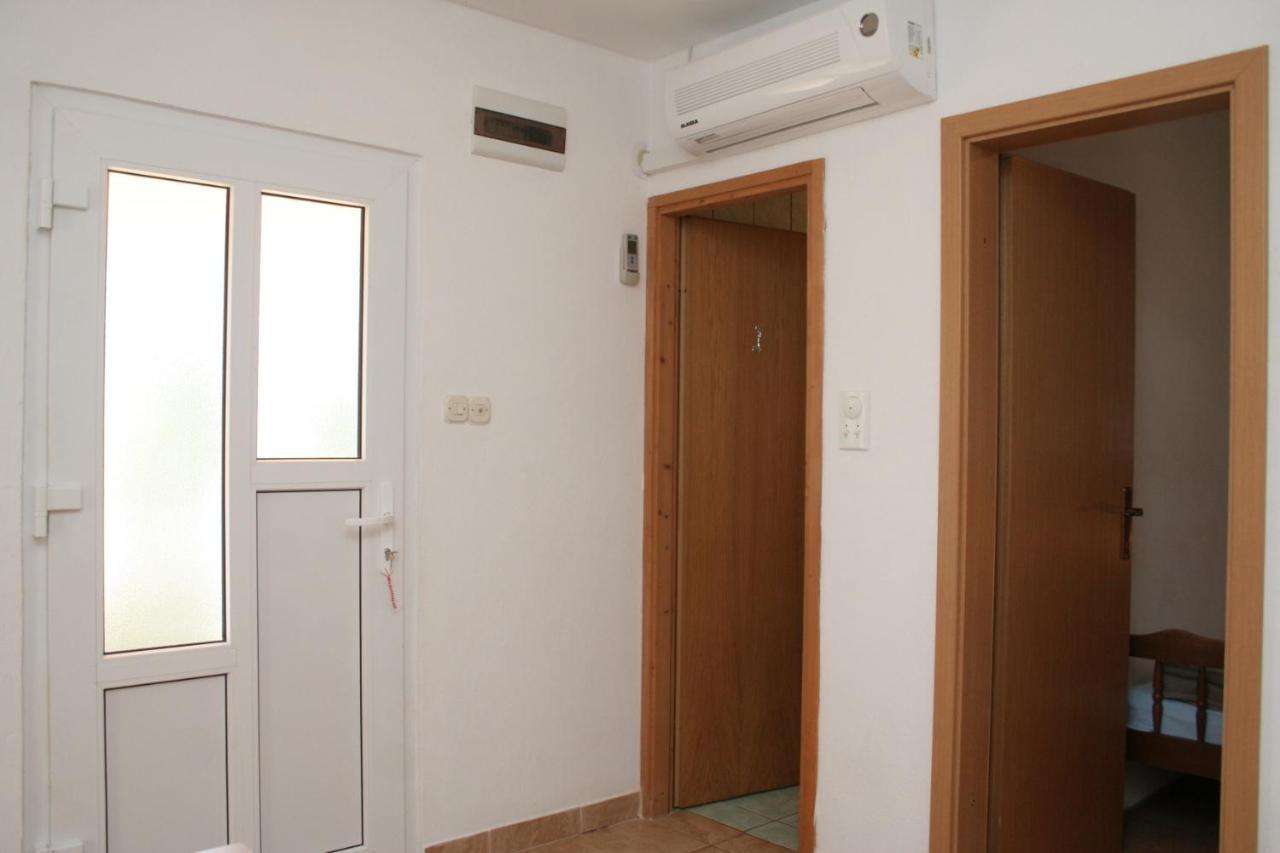 Apartment Zarace - Gdinj 4598A 외부 사진
