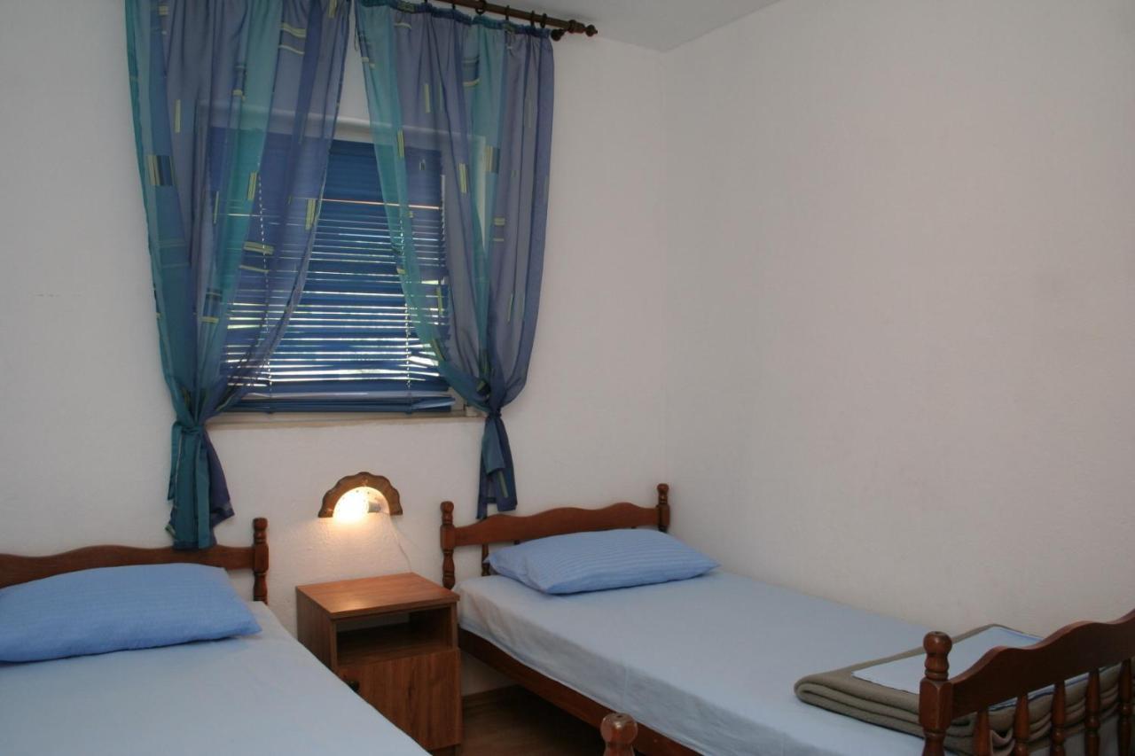 Apartment Zarace - Gdinj 4598A 외부 사진